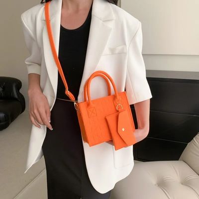 Vintage Style Felt Shoulder Bag for Stylish Ladies Made of Lightweight Material